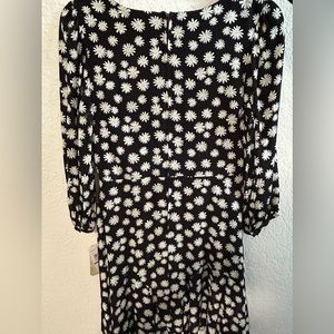 Women’s Size Large Daisy Dress.
